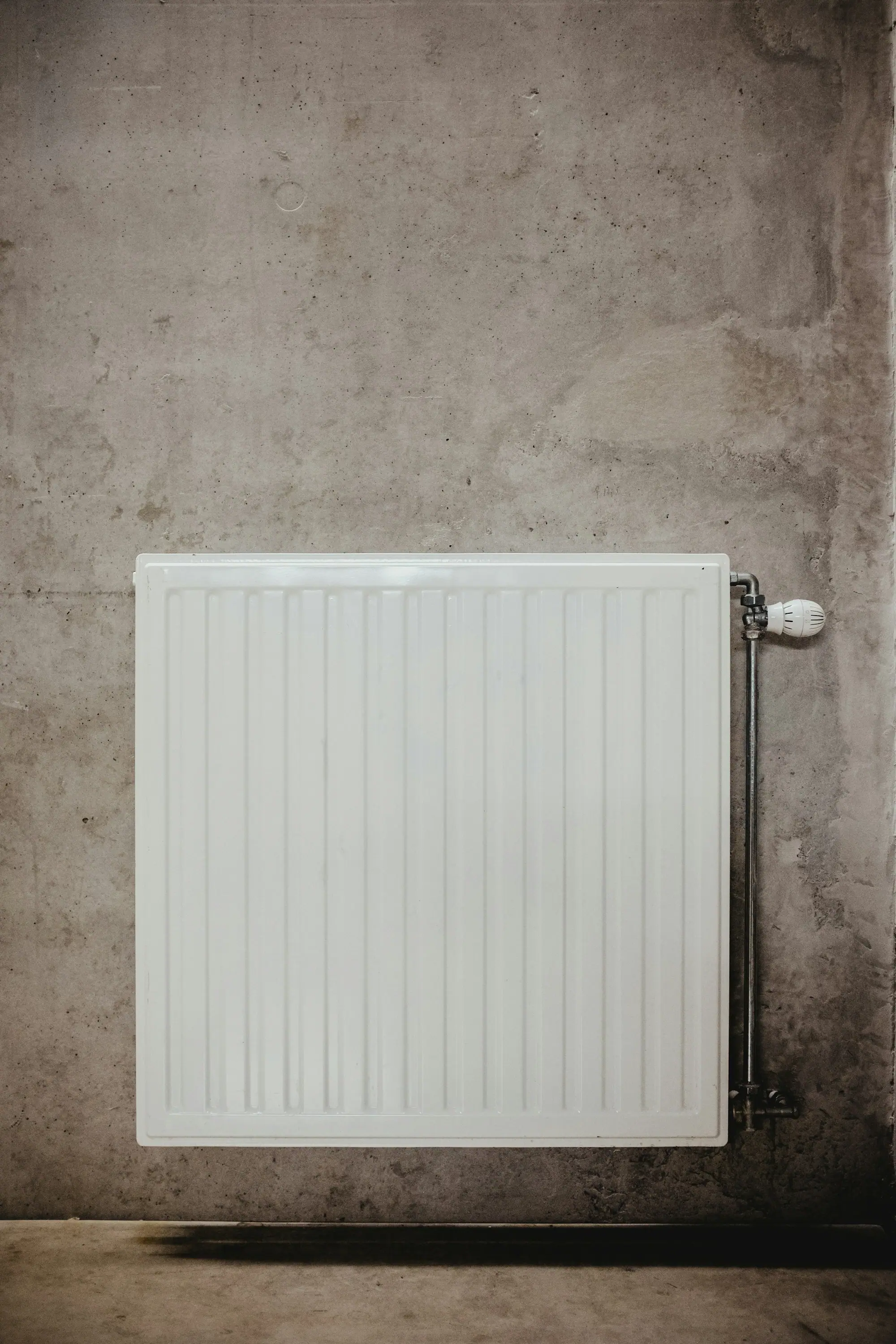 Radiateur blanc équipé d'un robinet thermostatique