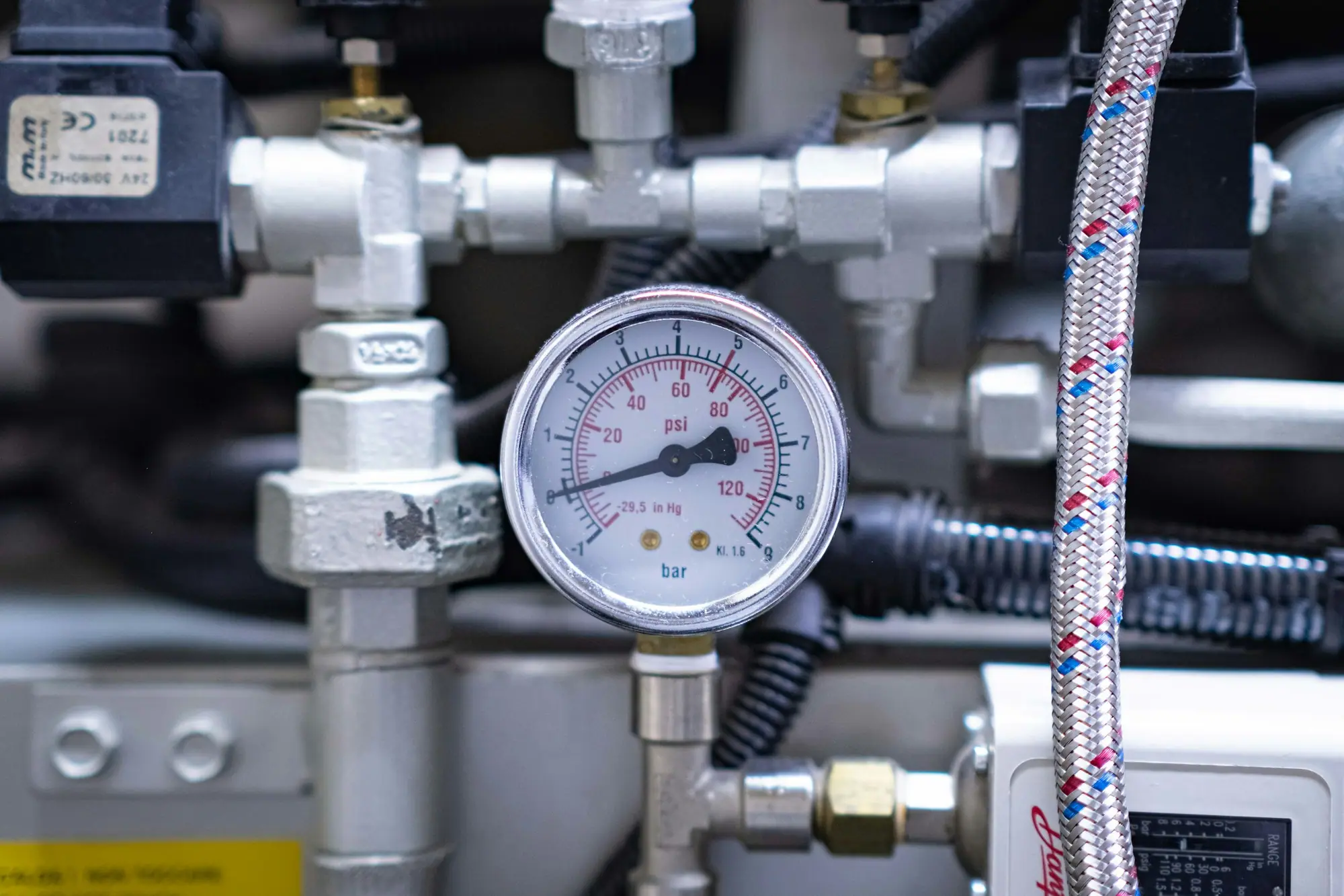Manomètre de contrôle de la pression sur une installation de chauffage
